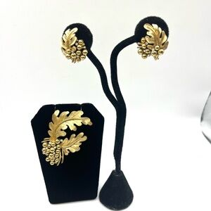 Vintage Crown Trifari Brooch and Earrings Set Gold Tone Grape Leaves Rhinestones